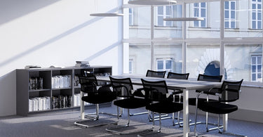 Formell eingerichteter Besprechungsraum mit Konferenztisch und Freischwinger-Stühlen (Set Konferenzraum TEAM)