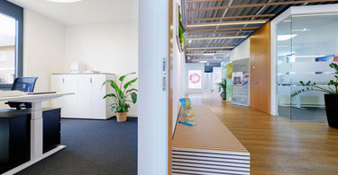 Ergonomisch ausgestattetes Einzelbüro mit höhenverstellbarem Schreibtisch und Aktenschrank – Büromöbel für die öffentliche Verwaltung (büro project, Rhede)
