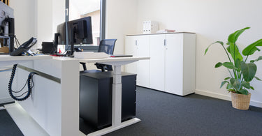 Voll ausgestatteter Büroarbeitsplatz: höhenverstellbarer Schreibtisch UP 160 mit ergonomischem Stuhl (büro project, Rhede)