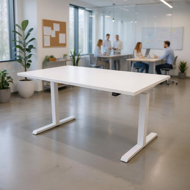 Elektrisch höhenverstellbarer Schreibtisch im Büro
