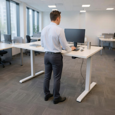 Höhenverstellbarer Schreibtisch UP – elektrisch, Seitenansicht mit Memory-Tastatur